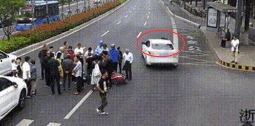 男子回头吃瓜车被撞视频